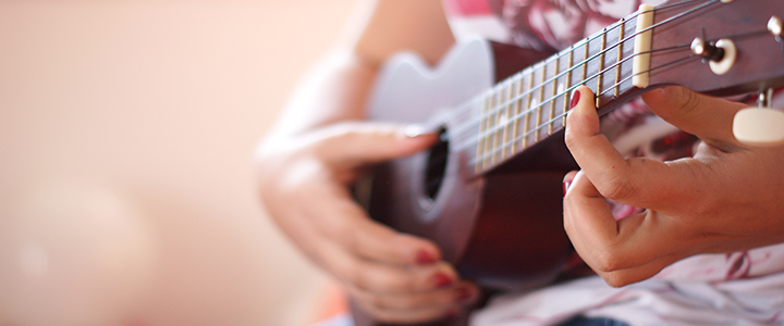 A Guide On How To Strum A Ukulele? – Sound Check Lab.